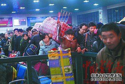 铁路订票网站日点击超10亿次 每天出票200万张