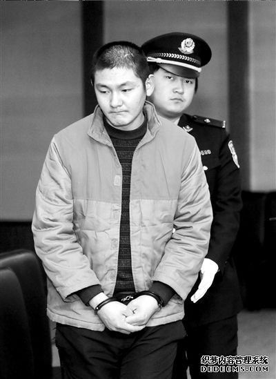 涉嫌杀害父亲的王刚被法警带出法庭。本报记者蒲东峰摄 